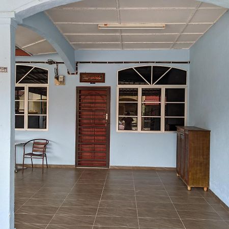 Aryani Homestay Kampong Kelemak Buitenkant foto